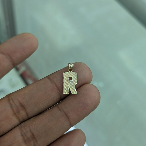10kt Real Gold Initial R Pendant - Picture 6 of 8